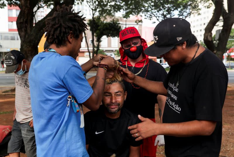 Flavio Falcone, psiquiatra, habla con personas sin hogar en una zona conocida como "cracolandia", un peligroso descampado de unas ocho manzanas en el centro histórico de Sao Paulo, Brasil