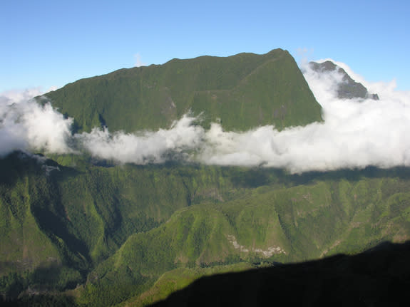 The steep slopes of Tahitian mountains isolate insect communities by creating physical barriers between ridges, and by being vulnerable to rain and erosion that fragments populations and leads to species divergence.