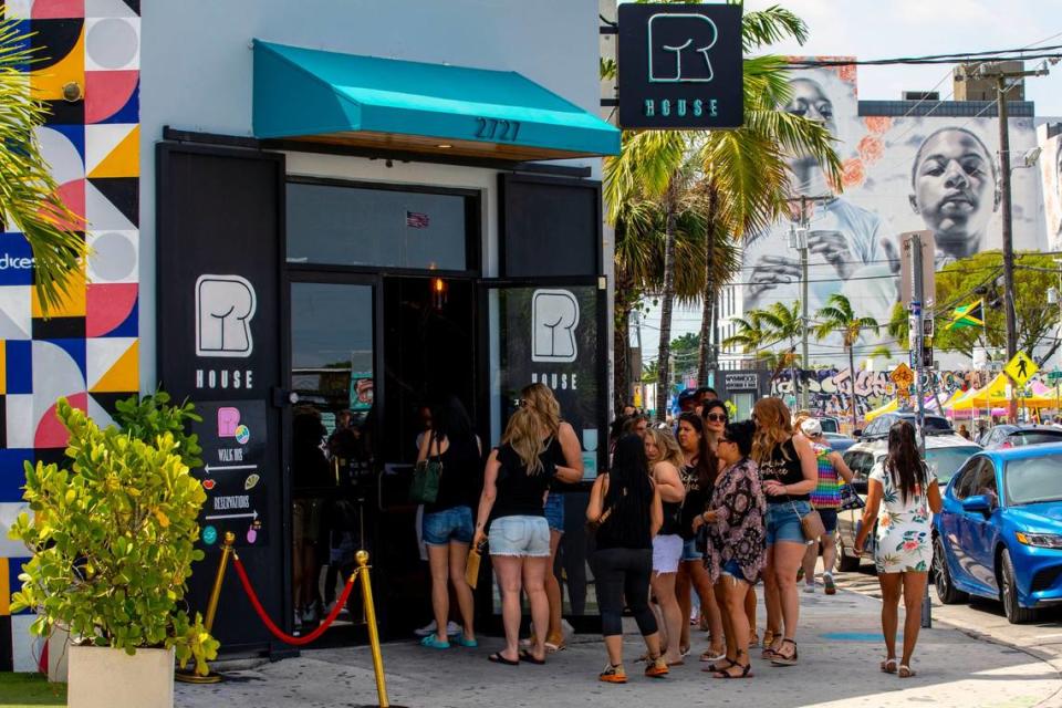 La gente hace fila para revisar sus reservaciones para un Drag Brunch en R House Wynwood en Miami, Florida, el sábado 9 de abril de 2022.