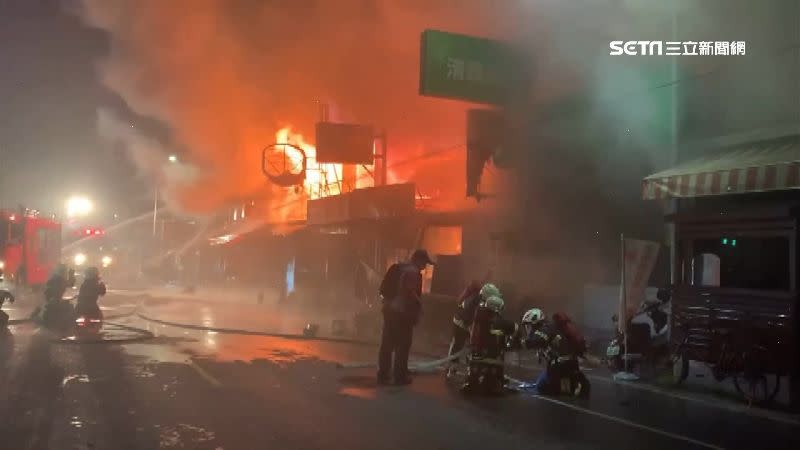 現場共7家店面全都被燒光。