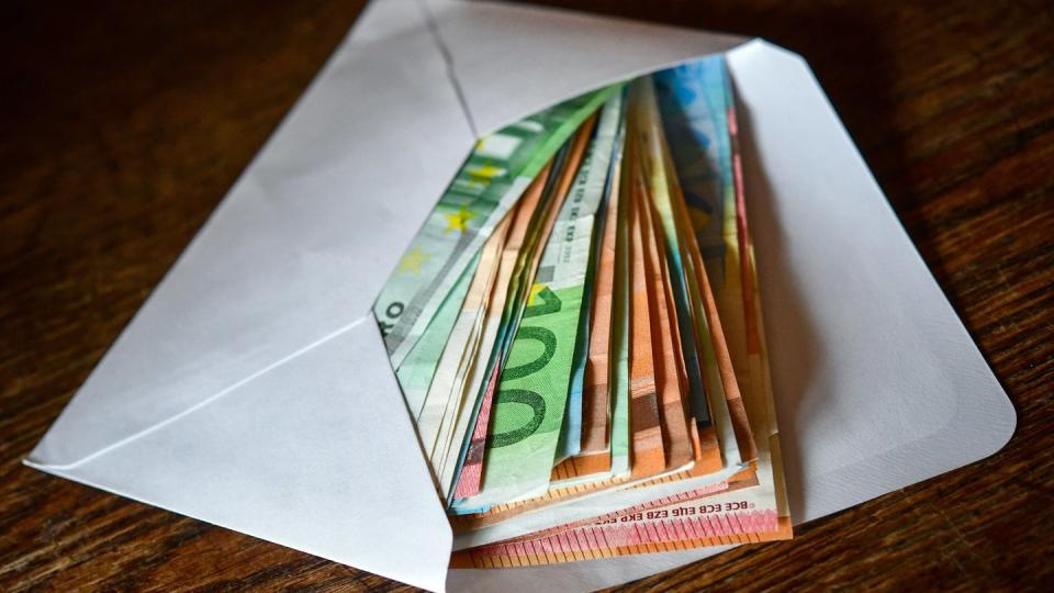 Mehr als Tausend Euro Bargeld bewahren die Menschen in Deutschland im Schnitt zu Hause oder im Bankschließfach auf.