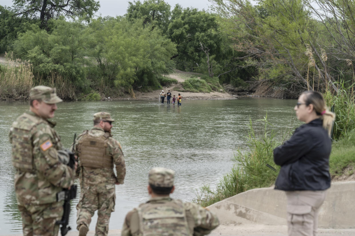 Migrantes que buscan asilo cruzan el río Bravo desde México hacia Estados Unidos en Eagle Pass, Texas, el 10 de mayo de 2023. (Go Nakamura/The New York Times)