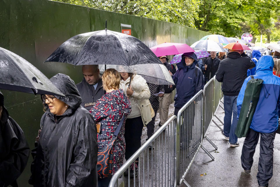 Festivalgoers queue on Saturday morning