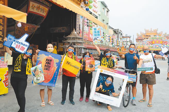 東港迎王倒數計時，在地觀光搶先熱起來，大鵬灣觀光產業聯盟推出「屏東迎王」口罩大受歡迎，30餘店家認購作為消費贈禮後，生意大增。（謝佳潾攝）