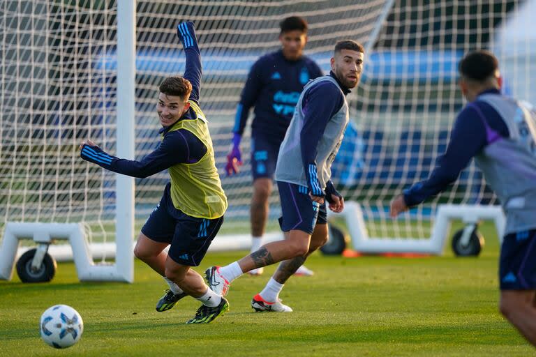 Álvarez y Otamendi, en un entrenamiento de la selección argentina; ambos están convocados por Lionel Scaloni para la Copa América y en la carpeta de Javier Mascherano para Francia.