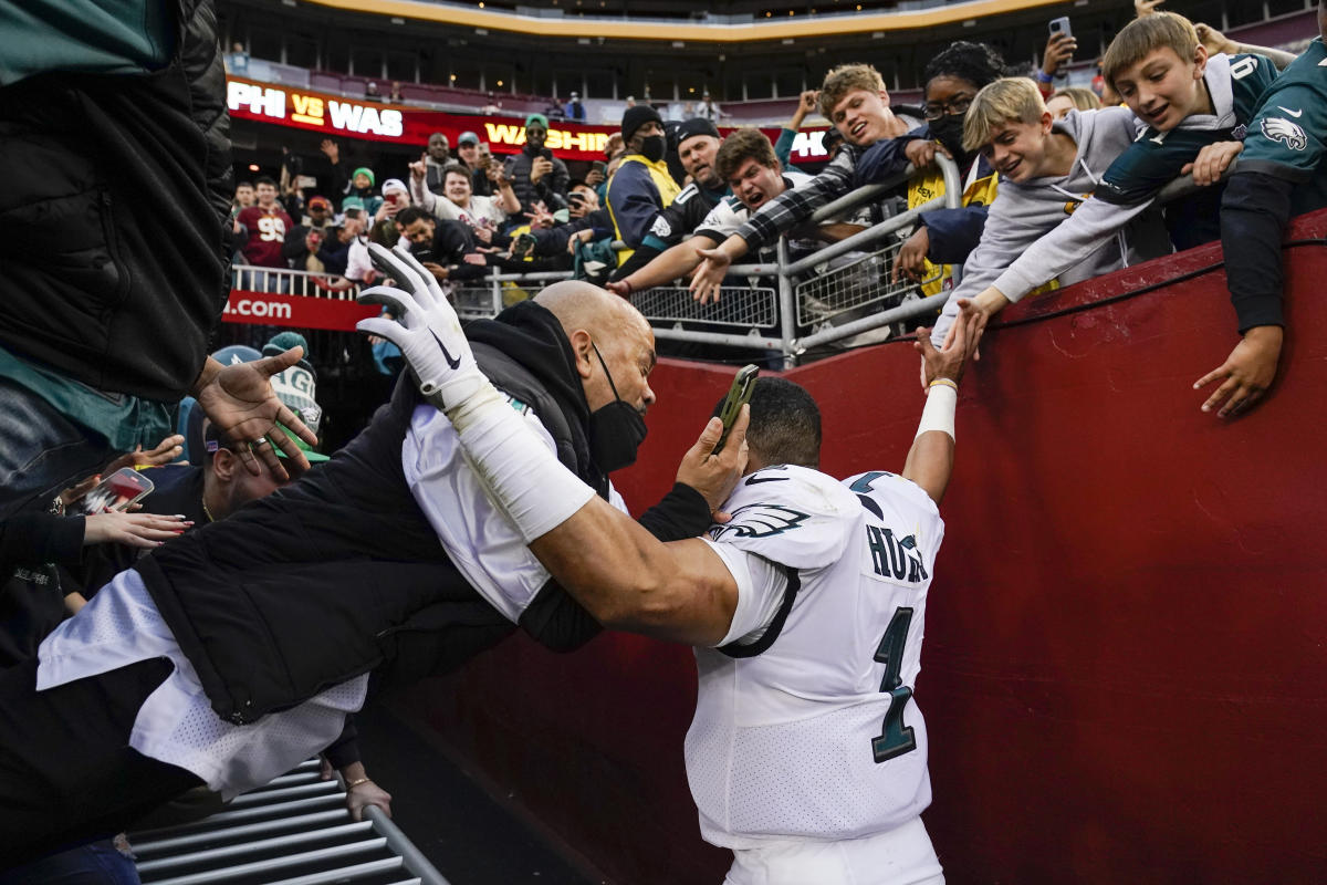 Jalen Hurts makes a statement early as Eagles soar past Giants and into NFC Championship  game - The Boston Globe