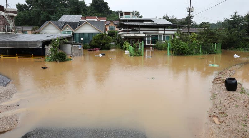 ▲韓國連日降下暴雨，各地傳出災情，截至今（18）日早上統計，至少已造成41人死亡、9人失蹤，遇難和失蹤人員數量皆創2011年以來的新高。（圖／美聯社／達志影像）