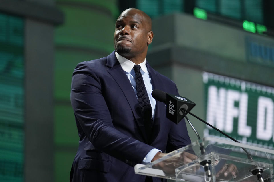 Former football player D'Brickashaw Ferguson announces Wisconsin offensive lineman Joe Tippmann as the selection by the New York Jets during the second round of the NFL football draft, Friday, April 28, 2023, in Kansas City, Mo. (AP Photo/Jeff Roberson)