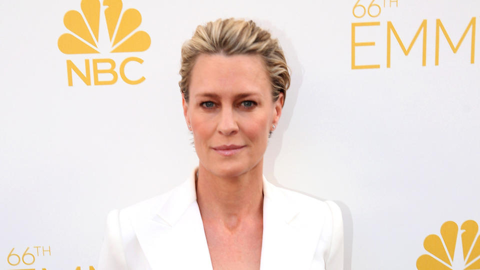 Robin Wright kämmt ihren Pixie-Cut straight nach hinten