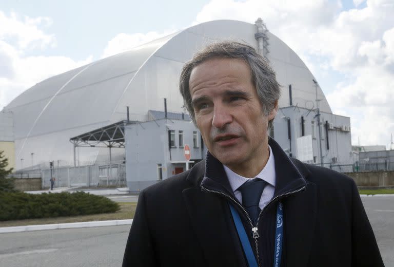 ARCHIVO - En esta imagen de archivo del 27 de abril de 2021, el director general del Organismo Internacional de la Energía Atómica, Rafael Mariano Grossi, ante las obras de construcción de una estructura en torno al reactor explotado en la planta nuclear de Chernóbil, en Chernóbil, Ucrania. (AP Foto/Efrem Lukatsky, Archivo)