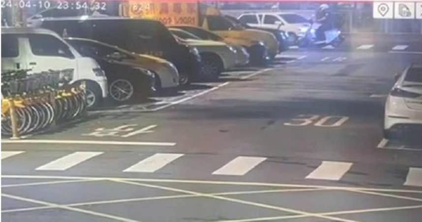 竹聯幫文仁會大哥兒子因與姑姑家不合，率6人砸車，遭警制止逮捕（圖／翻攝畫面）