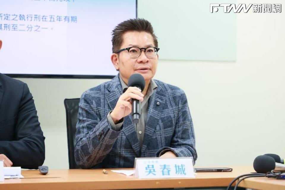 吳春城提醒，台灣即將邁入超高齡化社會，高齡者、慢性病患者有較高診次的醫療需求。（圖／吳春城提供）