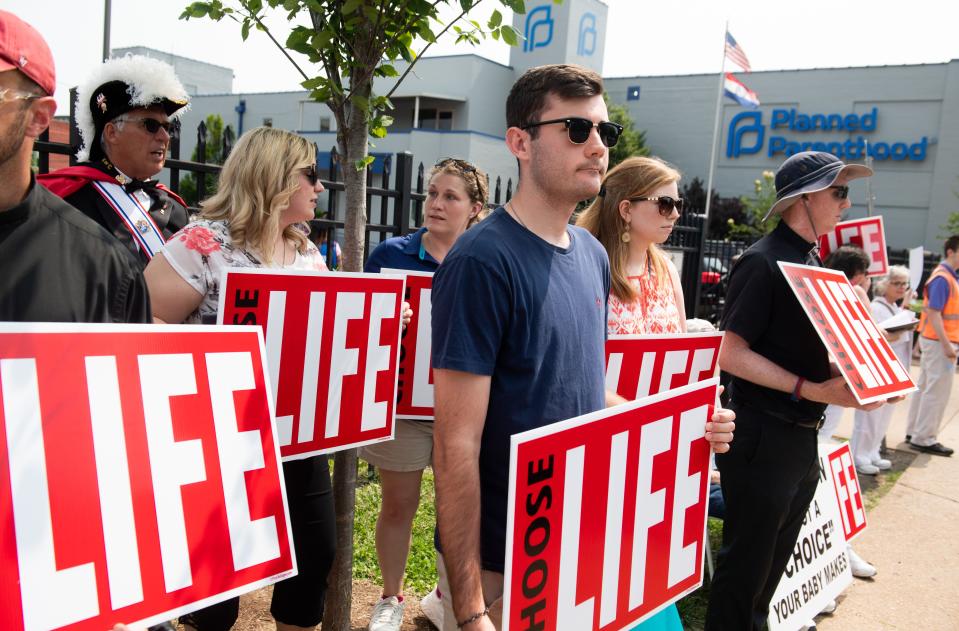 Anti-abortion demonstrators hold a protest outside the Planned Parenthood Reproductive Health Services Center in St. Louis, Missouri, May 31, 2019. (Photo by SAUL LOEB / AFP) 