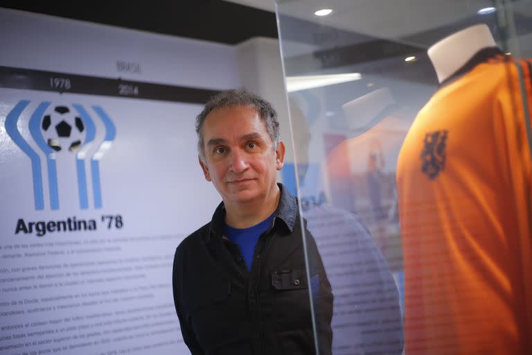 Gustavo Farías, el director del museo, junto a una camiseta que utilizó Países Bajos en Argentina 1978; Wilhelmus Jansen la intercambió con Miguel Ángel Oviedo en la final, el 25 de junio.