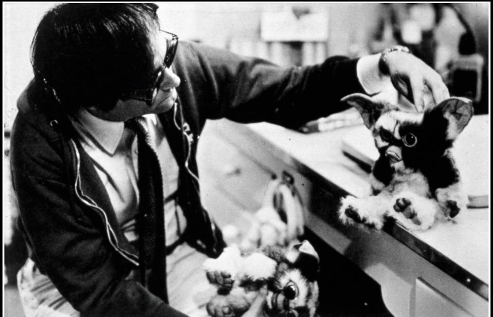 Prod DB © Warner Bros - Amblin / DR GREMLINS de Joe Dante 1984 USA avec Joe Dante sur le tournage