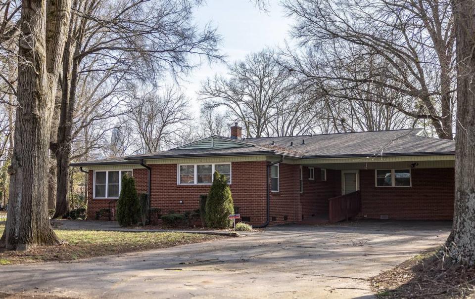 Mayor Vi Lyles’ McCrorey Heights house, before it was demolished in February 2023. Khadejeh Nikouyeh/Knikouyeh@charlotteobserver.com