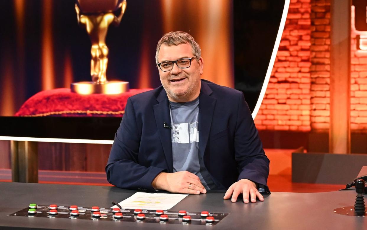 Zum ersten Mal seit Beginn der Show durfte Elton bei "TV Total" am Moderationstisch Platz nehmen.   (Bild: ProSieben/Willi Weber)