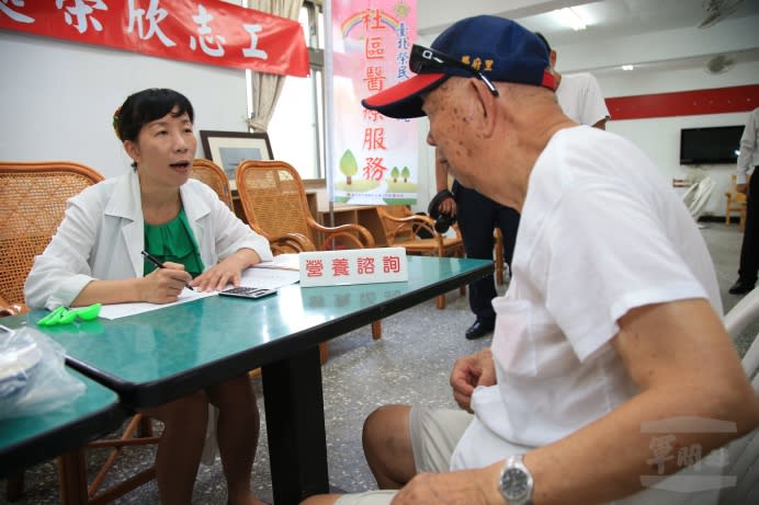 臺北榮民總醫院社區醫療巡迴服務人員26日於空軍芳蘭山退員宿舍進行義診，為榮民前輩健康把關。（軍聞社記者陳映竹攝）