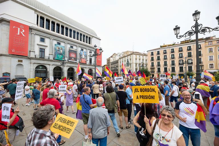 Varias personas se manifiestan con banderas de la República de España, durante una concentración contra la vuelta del Rey emérito a España, en la Plaza de Ópera, a 22 de mayo de 2022, en Madrid 