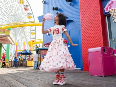 Dress up and apparel brand A Leading Role unveiled its Strawberry Shortcake 45th Anniversary capsule collection featuring a stunning pink tulle skirt adorned with strawberry sequined icons, paired with the berry cutest crossbody purse and the Strawberry Shortcake Anniversary tee from Golden Hour at Nordstrom’s. (CNW Group/WildBrain Ltd.)