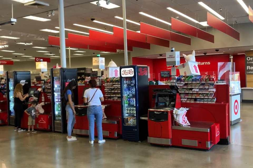 Target宣布，17日起自助結帳台商品不得超10件。（記者王若然／攝影）