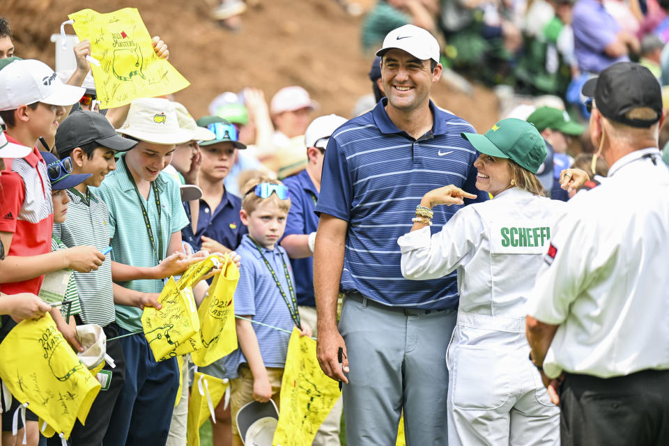 Scottie Scheffler sonríe con su esposa Meredith Scheffler después del concurso Par 3 antes del Masters de 2023.  (Foto de Keyur Khamar/PGA TOUR vía Getty Images)