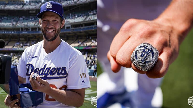 柯蕭（Clayton Kershaw）展示世界大賽冠軍戒。（圖／翻攝自道奇推特）