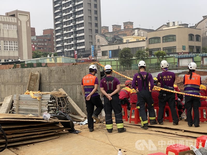 桃園市平鎮區文化公園地下停車場工程發生崩塌意外， 消防人員徹夜搜救，1日清晨發現一具女工遺體。（中央社）