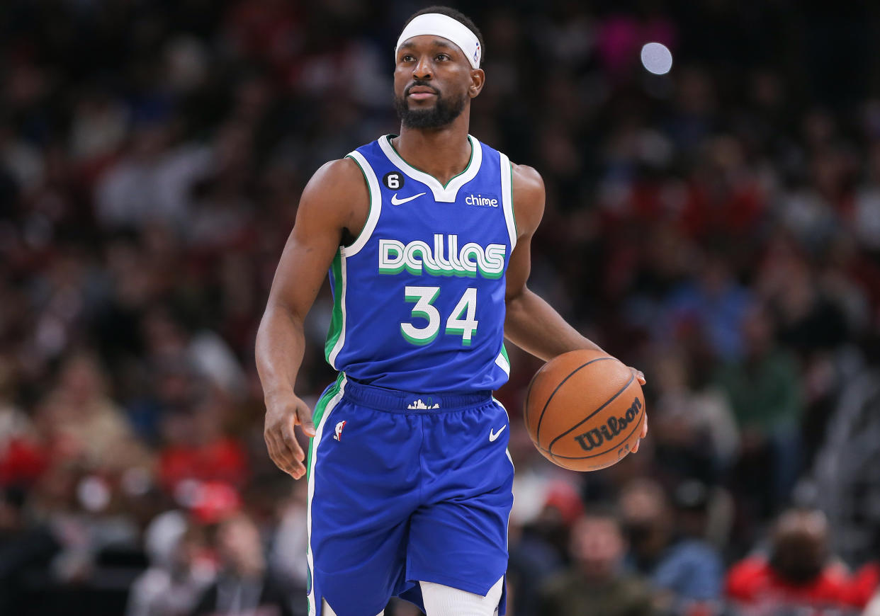 CHICAGO, IL - DECEMBER 10: Dallas Mavericks Guard Kemba Walker (34) brings the ball up court during a NBA game between the Dallas Mavericks and the Chicago Bulls on December  10, 2022 at the United Center in Chicago, IL. (Photo by Melissa Tamez/Icon Sportswire via Getty Images)