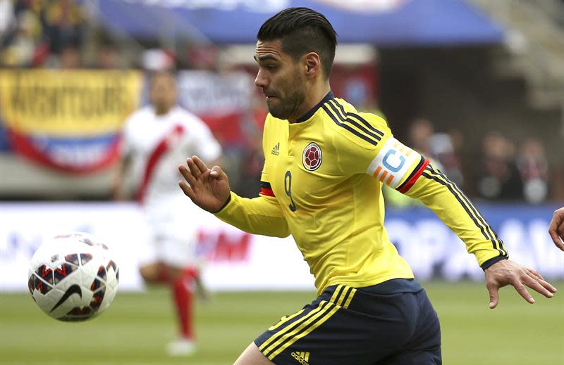 TEMUCO (CHILE), 21/06/2015.- El delantero colombiano Radamel Falcao con el balón durante el partido Colombia-Perú, del Grupo C de la Copa América de Chile 2015, en el Estadio Municipal Bicentenario Germán Becker de Temuco, Chile, hoy 21 de junio de 2015. EFE/Paolo Aguilar