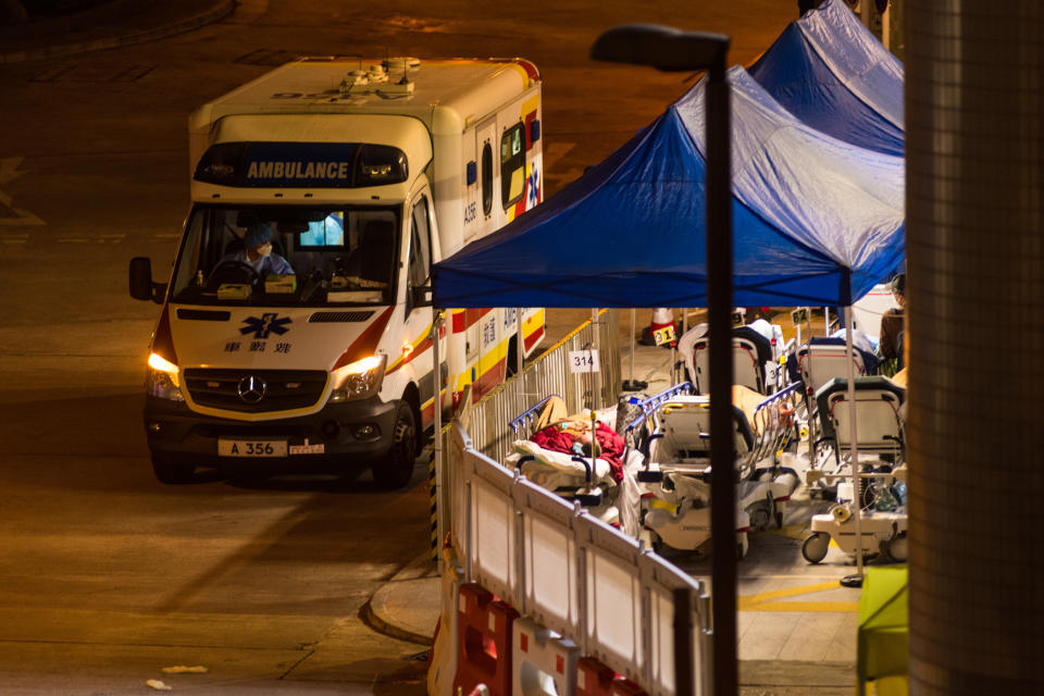 香港多家醫院的急診室爆滿，病人在戶外帳篷候診。 (Photo by Marc Fernandes/NurPhoto via Getty Images)