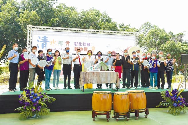 彰化縣社頭鄉清水岩豪華露營園區《清水那方》6日開幕，彰化縣長王惠美與業者一同揭幕。（吳建輝攝）