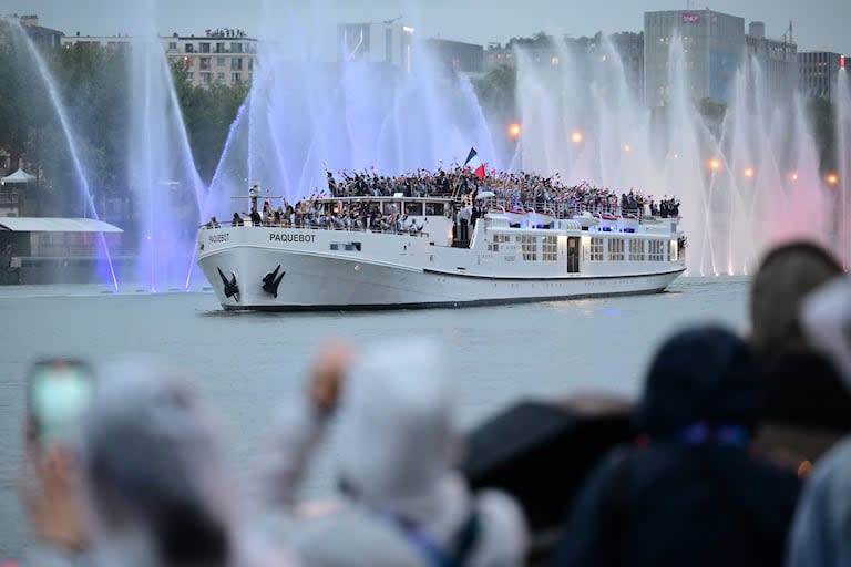 La delegación olímpica de Francia navega a lo largo del río Sena durante la ceremonia