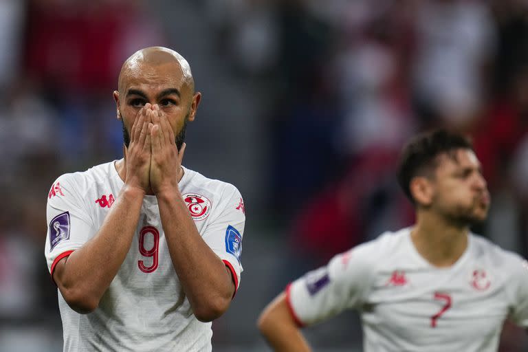 Issam Jebali de Túnez durante el partido entre Dinamarca y Túnez, en la fecha inicial: fue 0 a 0