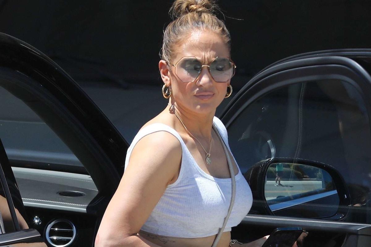 Jennifer Lopez Flaunts Her Abs In A Look Thatd Make Jenny From The Block Proud 