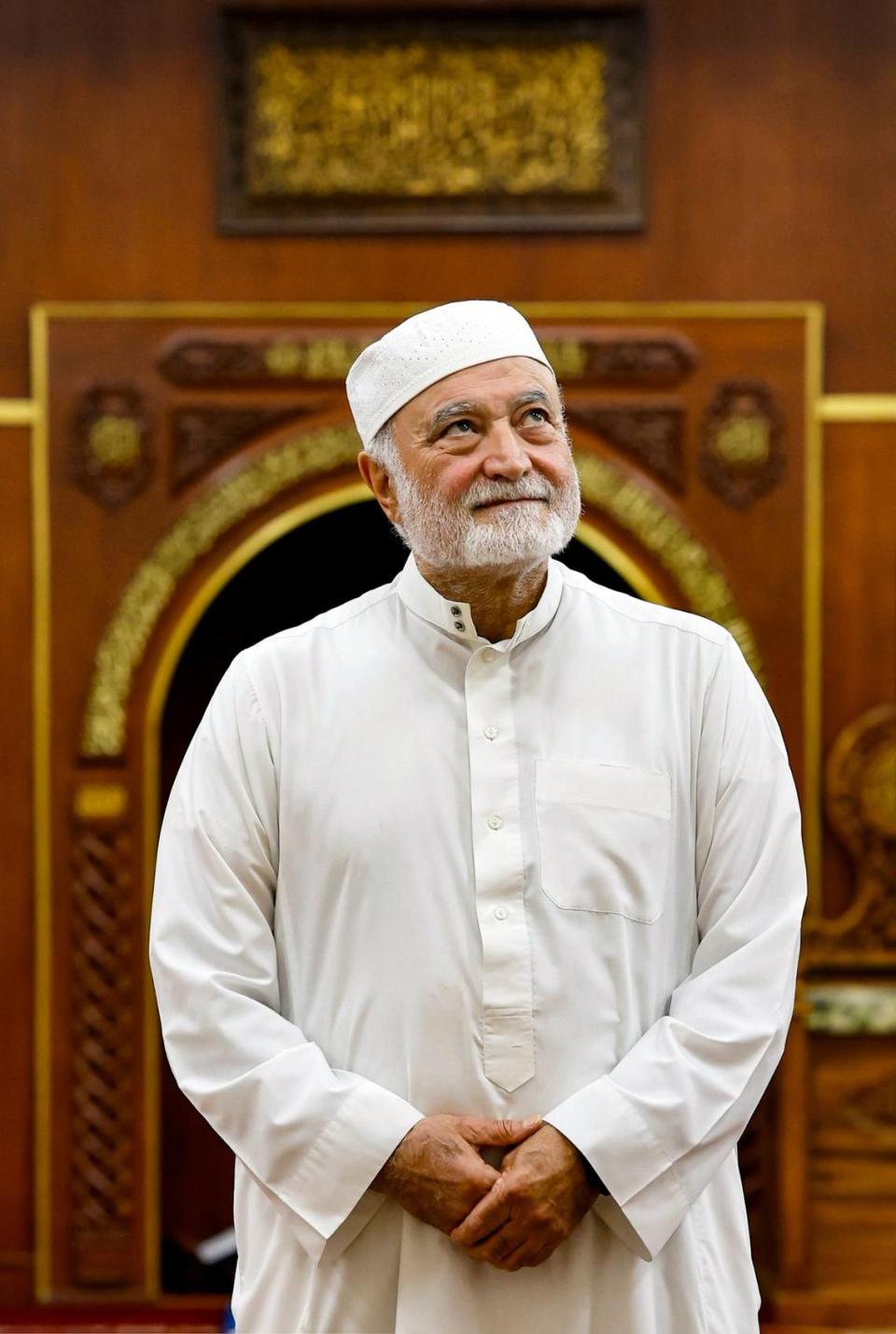 Imam and religious director Abdul Hamid Samra awaits the Day of Arafah. Al Diaz/adiaz@miamiherald.com