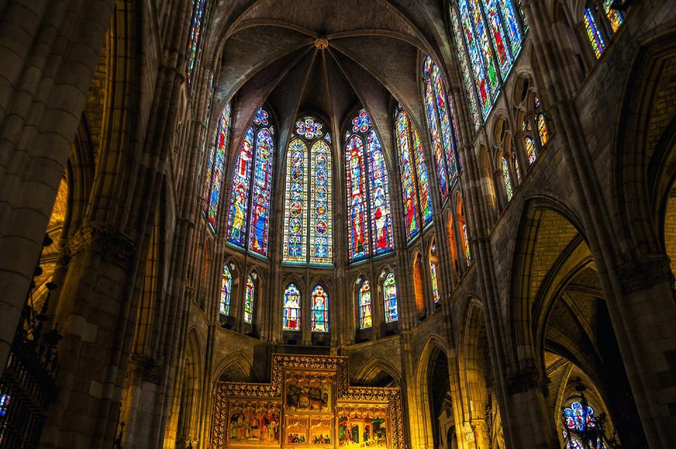 Interior de la catedral de Santa María de Regla de León. <a href="https://www.shutterstock.com/es/image-photo/leon-spain-july-15-2013-interior-389135920" rel="nofollow noopener" target="_blank" data-ylk="slk:Madrugada Verde / Shutterstock;elm:context_link;itc:0;sec:content-canvas" class="link ">Madrugada Verde / Shutterstock</a>