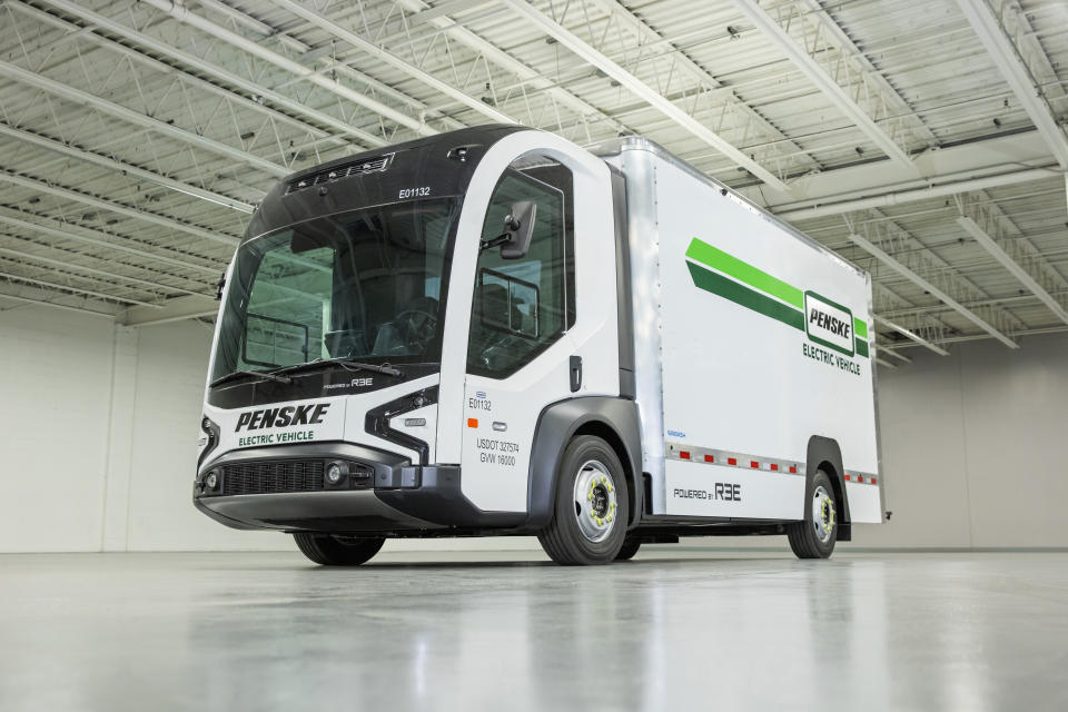 The P7-C is the world’s first FMVSS certified full by-wire EV featuring all-wheel steer and all-wheel drive with a range of up to 169 miles and a driver-centric cab upfitted with a 16 foot Wabash DuraPlate® body with ramp