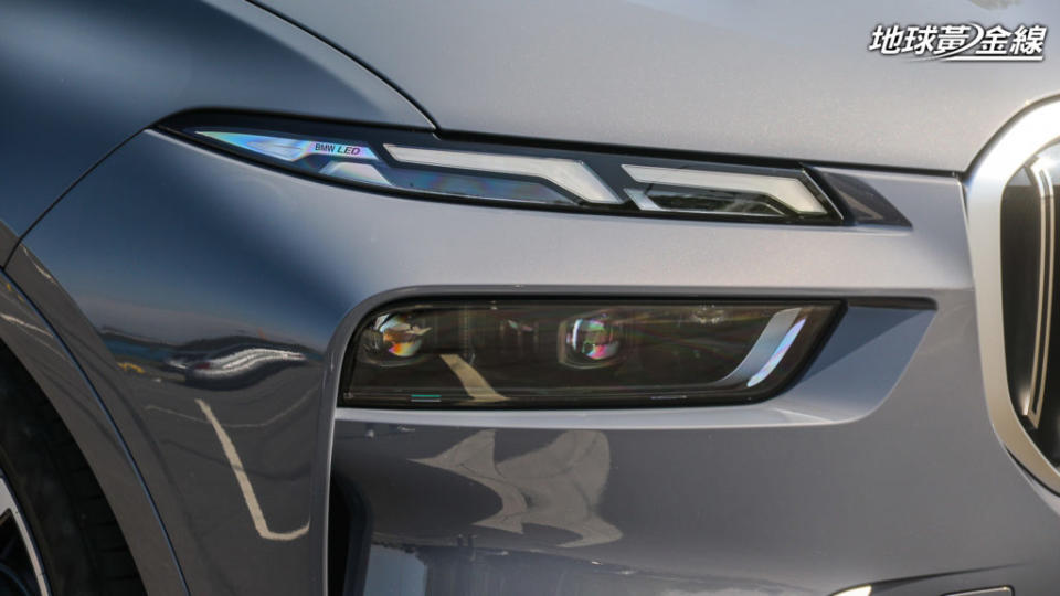 X7是BMW首個換裝分離式頭燈的旗艦車款，上方的晝行燈內還整合有「心跳」方向燈。(攝影/ 陳奕宏)