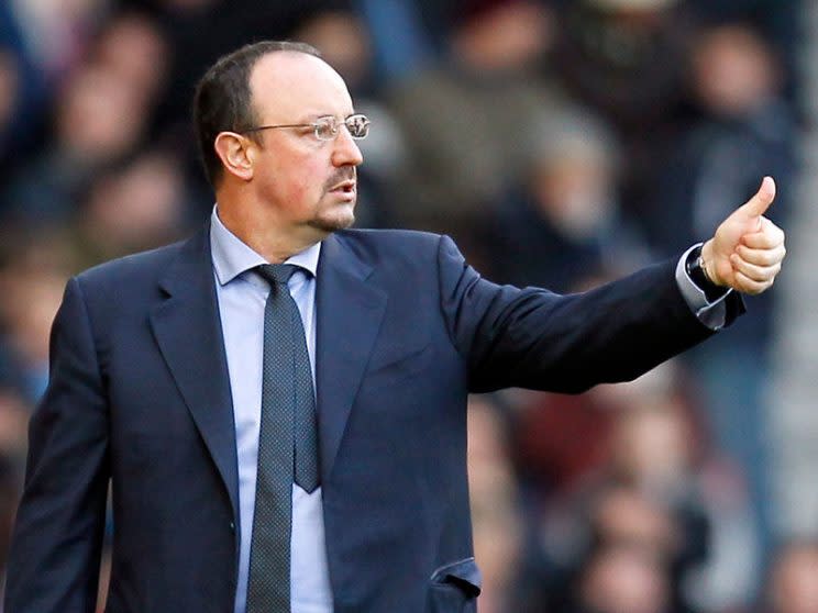 En un abrir y cerrar de ojos, Rafa Benítez pasó de dirigir en la Primera de España a la Segunda de Inglaterra.