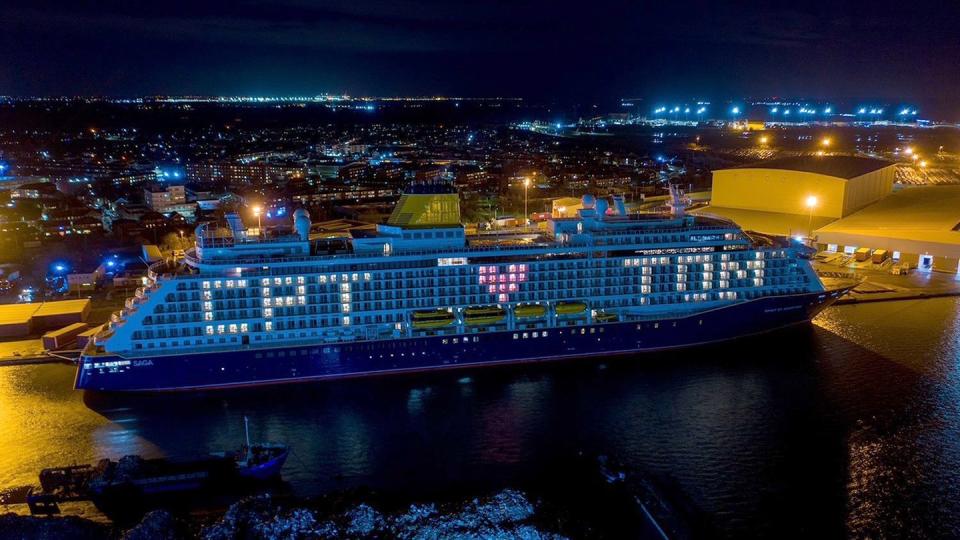 Das Kreuzfahrtschiff Spirit of Adventure fordert im Hafen von Tilbury in London zum Applaus für den verstorbenen Kapitän Sir Tom Moore auf.