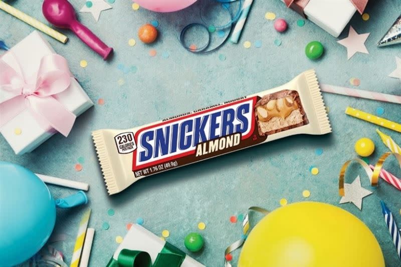 一口咬下SNICKERS「杏」福滋味、顆粒口感香氣大爆棚。（圖／品牌業者提供）