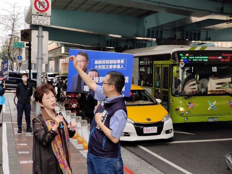 洪秀柱(左)幫羅智強(右)站台。(圖/羅智強辦公室提供)