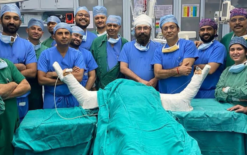 共有11名醫生為男子執行手臂移植手術。（圖／翻攝自X／thebetterindia）
