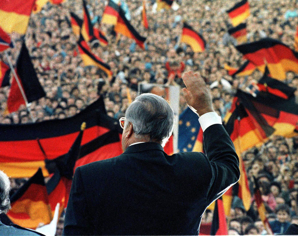 <p>German Chancellor Helmut Kohl waves during an electoral rally in Erfurt in East Germany in February 1990. (REUTERS/Michael Urban) </p>