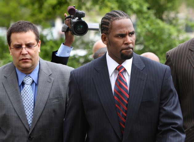 R. Kelly, center, arrives with manager Derrel McDavid, left, at the Cook County Criminal Courts Building in Chicago for his child pornography trial in 2008. (Photo: Michael Tercha/Chicago Tribune via Getty Images)