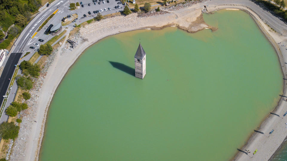 <p>En 1950, las autoridades decidieron pese a la oposición de los vecinos de Curon, situado en la provincia autónoma de Tirol del Sur, en la región del Trentino, unir dos lagos cercanos en la zona y construir una planta hidroeléctrica dejando al pueblo sumergido bajo el agua. (Foto: Getty Images).</p> 