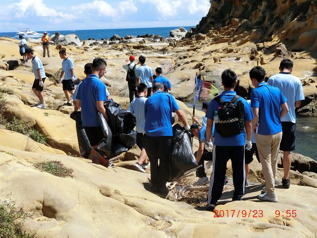 ▲基隆環保局等19個單位和團體共500名志工今到和平島淨灘，共清出600餘公斤垃廢棄物。（圖／基隆市政府提供）