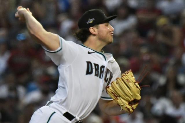 Diamondbacks win crucial NLCS game after controversial pitching change