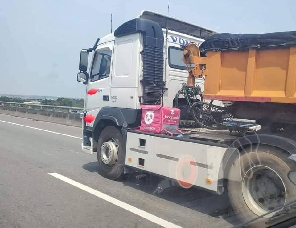 網友分享其他「外送名車」，有BMV還有聯結車等等，十分有趣。（翻攝自爆廢公社）